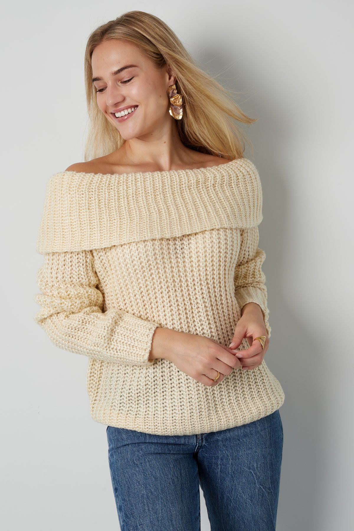 Gebreide off-shoulder trui