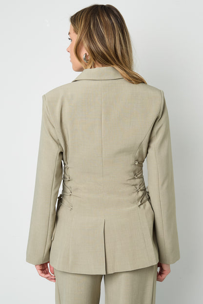 Getailleerde blazer met vetersluiting
